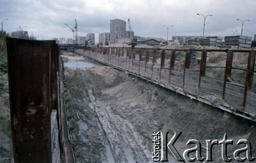 Sierpień 1988, Warszawa, Polska.
Budowa tunelu I linii metra wzdłuż al. Komisji Edukacji Narodowej.
Fot. Edward Grochowicz, zbiory Ośrodka KARTA