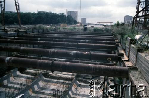 Sierpień 1988, Warszawa, Polska.
Budowa tunelu I linii metra wzdłuż al. Komisji Edukacji Narodowej.
Fot. Edward Grochowicz, zbiory Ośrodka KARTA