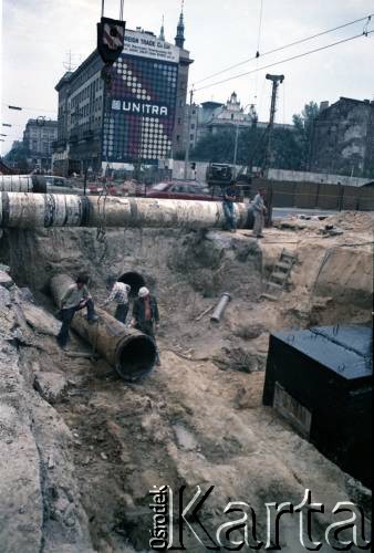 Sierpień 1988, Warszawa, Polska.
Budowa I linii metra, w okolicy stacji Politechnika.
Fot. Edward Grochowiecz, zbiory Ośrodka KARTA