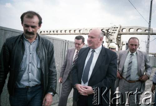 9.09.1988, Warszawa, Polska.
Wizyta przedstawiciela ambasady ZSRR w Polsce (2. z prawej) na terenie budowy I linii metra. 2. od prawej Jerzy Majewski - pełnomocnik rządu ds. budowy metra.
Fot. Edward Grochowicz, zbiory Ośrodka KARTA