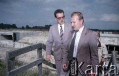 9.09.1988, Warszawa, Polska.
Wizyta przedstawiciela ambasady ZSRR w Polsce na terenie budowy I linii metra. Po lewej Jerzy Majewski - pełnomocnik rządu ds. budowy metra w Warszawie.
Fot. Edward Grochowicz, zbiory Ośrodka KARTA