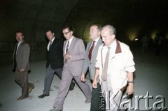9.09.1988, Warszawa, Polska.
Wizyta przedstawiciela ambasady ZSRR w Polsce na terenie budowy I linii metra. 3. z prawej Jerzy Majewski - pełnomocnik rządu ds. budowy metra w Warszawie.
Fot. Edward Grochowicz, zbiory Ośrodka KARTA
