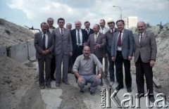9.09.1988, Warszawa, Polska.
Wizyta przedstawiciela ambasady ZSRR w Polsce na terenie budowy I linii metra. W 1. rzędzie od lewej stoją: NN, Jerzy Majewski - pełnomocnik rządu ds. budowy metra w Warszawie, przedstawiciel ambasady ZSRR, Jerzy Brzostek - generalny dyrektor Generalnej Dyrekcji Budowy Metra.
Fot. Edward Grochowicz, zbiory Ośrodka KARTA