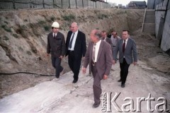9.09.1988, Warszawa, Polska.
Wizyta przedstawiciela ambasady ZSRR w Polsce (2. z lewej) na terenie budowy I linii metra na Ursynowie. Na pierwszym planie Jerzy Brzostek - generalny dyrektor Generalnej Dyrekcji Budowy Metra.
Fot. Edward Grochowicz, zbiory Ośrodka KARTA