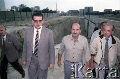 9.09.1988, Warszawa, Polska.
Wizyta przedstawiciela ambasady ZSRR w Polsce na terenie budowy I linii metra na Ursynowie. 3. z prawej Jerzy Majewski - pełnomocnik rządu ds. budowy metra w Warszawie.
Fot. Edward Grochowicz, zbiory Ośrodka KARTA
