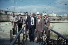 9.09.1988, Warszawa, Polska.
Wizyta przedstawiciela ambasady ZSRR w Polsce (2. z prawej) na terenie budowy I linii metra na odcinku Pole Mokotowskie - Politechnika. 1. z prawej Jerzy Brzostek - generalny dyrektor Generalnej Dyrekcji Budowy Metra, 3. Jerzy Majewski - pełnomocnik rządu ds. budowy metra w Warszawie.
Fot. Edward Grochowicz, zbiory Ośrodka KARTA