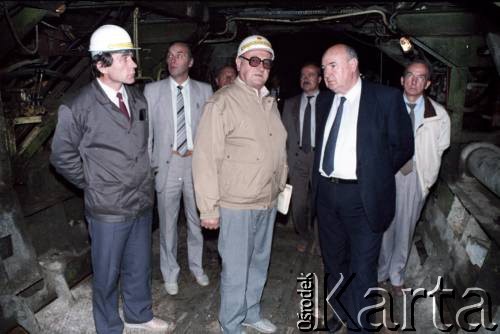 9.09.1988, Warszawa, Polska.
Wizyta przedstawiciela ambasady ZSRR w Polsce (1. z prawej w 1 rzędzie) na terenie budowy I linii metra. Obok stoi prawdopodobnie Jerzy Twardo - główny inżynier Generalnej Dyrekcji Budowy Metra.
Fot. Edward Grochowicz, zbiory Ośrodka KARTA