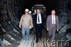 9.09.1988, Warszawa, Polska.
Wizyta przedstawiciela ambasady ZSRR w Polsce na terenie budowy I linii metra. Od prawej: Jerzy Brzostek - generalny dyrektor Generalnej Dyrekcji Budowy Metra, przedstawiciel ambasady ZSRR, prawdopodobnie Jerzy Twardo - główny inżynier Generalnej Dyrekcji Budowy Metra.
Fot. Edward Grochowicz, zbiory Ośrodka KARTA