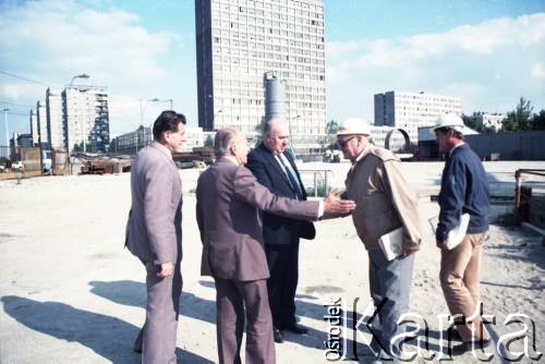 9.09.1988, Warszawa, Polska.
Wizyta przedstawiciela ambasady ZSRR w Polsce na terenie budowy I linii metra przy stacji Politechnika. Od lewej: Jerzy Majewski - pełnomocnik rządu ds. budowy metra w Warszawie, Jerzy Brzostek - generalny dyrektor Generalnej Dyrekcji Budowy Metra, przedstawiciel ambasady ZSRR, prawdopodobnie Jerzy Twardo - główny inżynier Generalnej Dyrekcji Budowy Metra.
Fot. Edward Grochowicz, zbiory Ośrodka KARTA