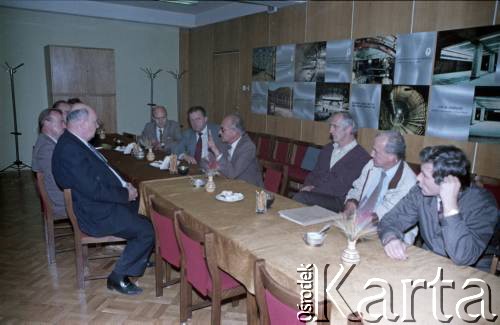 9.09.1988, Warszawa, Polska.
Wizyta przedstawiciela ambasady ZSRR w Polsce  (1. z lewej) na terenie budowy I linii metra. 4. z prawej Jerzy Brzostek - generalny dyrektor Generalnej Dyrekcji Budowy Metra.
Fot. Edward Grochowicz, zbiory Ośrodka KARTA