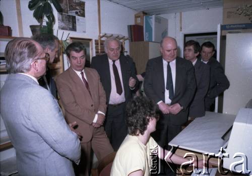 Maj 1989, Warszawa, Polska.
Wizyta ambasadora ZSRR w Polsce Władimira Brownikowa (2. od lewej) na terenie budowy I linii metra. 1. od lewej Jerzy Brzostek - generalny dyrektor Generalnej Dyrekcji Budowy Metra, 1. od prawej Jerzy Majewski - pełnomocnik rządu ds. budowy metra w Warszawie.
Fot. Edward Grochowicz, zbiory Ośrodka KARTA