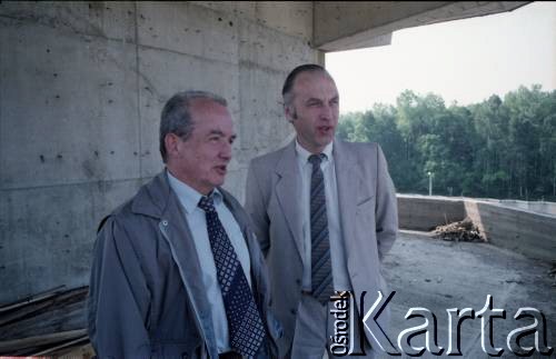 Maj 1989, Warszawa, Polska.
Wizyta ambasadora ZSRR w Polsce Władimira Brownikowa na terenie budowy Stacji Techniczno-Postojowej na Kabatach.
Fot. Edward Grochowicz, zbiory Ośrodka KARTA