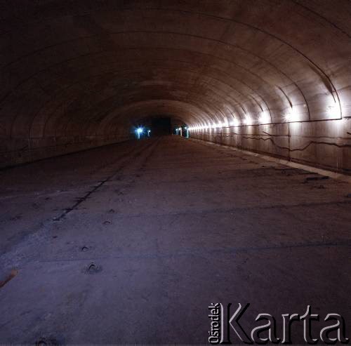 Lipiec 1989, Warszawa, Polska.
Tunel I linii metra.
Fot. Edward Grochowicz, zbiory Ośrodka KARTA