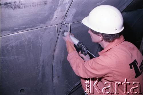 1.09.1989, Warszawa, Polska.
Robotnicy podczas budowy tunelu I linii metra.
Fot. Edward Grochowicz, zbiory Ośrodka KARTA