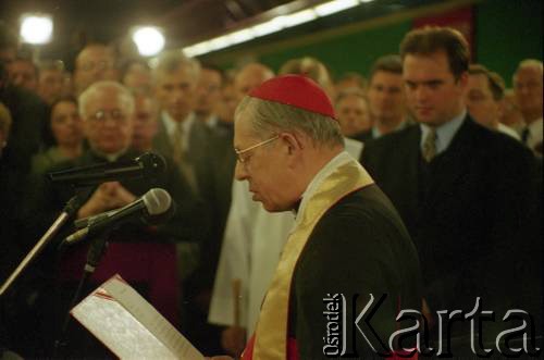 11.05.2001, Warszawa, Polska.
Otwarcie stacji Świętokrzyska. Przemawia prymas Polski kardynał Józef Glemp. 1. z prawej stoi prezydent Warszawy Paweł Piskorski.
Fot. Edward Grochowicz, zbiory Ośrodka KARTA