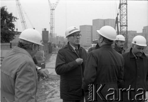 24.09.1985, Warszawa, Polska.
Wizyta przewodniczącego Rady Państwa gen. Wojciecha Jaruzelskiego na terenie budowy I linii metra w Warszawie. 2 od lewej Józef Alfred Zajączkowski - zastępca dyrektora Generalnej Dyrekcji Budowy Metra.
Fot. Edward Grochowicz, zbiory Ośrodka KARTA