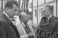 Wrzesień 1985, Warszawa, Polska.
Wizyta przedstawicieli władz na terenie budowy I linii metra w Warszawie, prawdopodobnie na odcinku Pole Mokotowskie - Politechnika. Od lewej: Jerzy Majewski – pełnomocnik rządu ds. budowy metra, Jerzy Brzostek - generalny dyrektor Generalnej Dyrekcji Budowy Metra.
Fot. Edward Grochowicz, zbiory Ośrodka KARTA