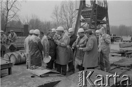 17.04.1986, Warszawa, Polska.
Wizyta Pełnomocnika ZSRR do spraw budowy metra w Warszawie (6. z prawej). 2. z prawej stoi Tadeusz Romanowski - wicedyrektor Metroprojektu i generalny projektant I linii metra w Warszawie, 4. z prawej Jerzy Twardo - główny inżynier Generalnej Dyrekcji Budowy Metra.
Fot. Edward Grochowicz, zbiory Ośrodka KARTA