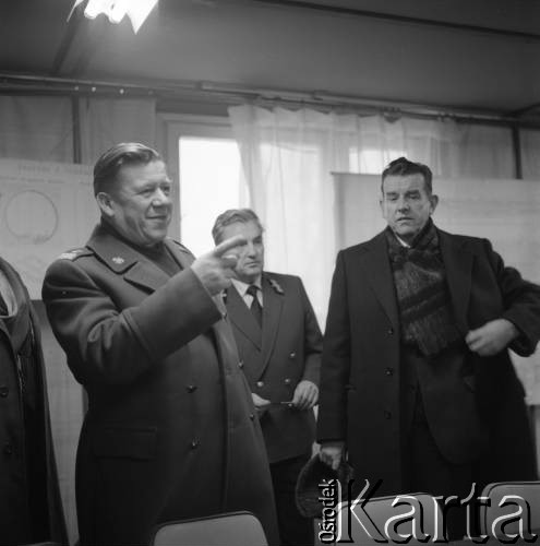 Lata 80., Warszawa, Polska.
Przedstawiciele władz dyskutują na temat budowy I linii metra. 1. od lewej generał dywizji Wojska Polskiego, 1. od prawej Jerzy Majewski – pełnomocnik rządu ds. budowy metra.
Fot. Edward Grochowicz, zbiory Ośrodka KARTA