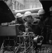 Lata 80., Warszawa, Polska.
Przedstawiciele władz na terenie budowy I linii metra.
Fot. Edward Grochowicz, zbiory Ośrodka KARTA