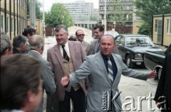 Lata 80., Warszawa, Polska.
Przedstawiciele władz na terenie budowy metra, na odcinku Pole Mokotowskie - Politechnika. 1. od prawej Jerzy Brzostek - generalny dyrektor Generalnej Dyrekcji Budowy Metra, 2. od prawej Jerzy Majewski - pełnomocnik rządu ds. budowy metra.
Fot. Edward Grochowicz, zbiory Ośrodka KARTA