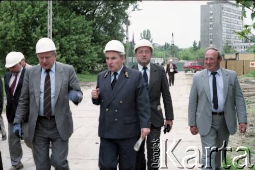 2. połowa lat 80., Warszawa, Polska.
Przedstawiciele władz na terenie budowy I linii metra na odcinku Pole Mokotowskie - Politechnika. 1. od prawej Marek Białkowski.
Fot. Edward Grochowicz, zbiory Ośrodka KARTA