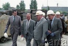 2. połowa lat 80., Warszawa, Polska.
Przedstawiciele władz na terenie budowy I linii metra na odcinku Pole Mokotowskie - Politechnika. 1. od lewej Jerzy Majewski – pełnomocnik rządu ds. budowy metra.
Fot. Edward Grochowicz, zbiory Ośrodka KARTA
