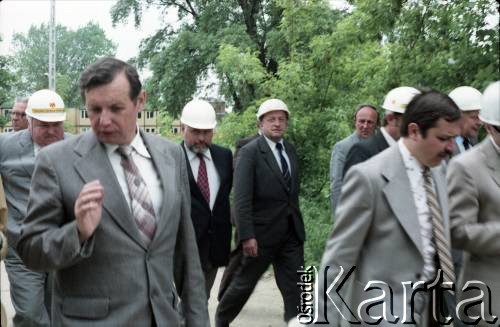 2. połowa lat 80., Warszawa, Polska.
Przedstawiciele władz na terenie budowy I linii metra na odcinku Pole Mokotowskie - Politechnika.
Fot. Edward Grochowicz, zbiory Ośrodka KARTA