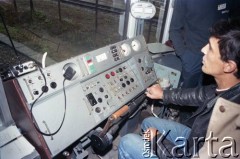 Lata 80., Warszawa, Polska.
Zwiedzanie wagonów I linii metra.
Fot. Edward Grochowicz, zbiory Ośrodka KARTA