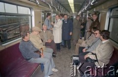 Lata 80., Warszawa, Polska.
Zwiedzanie wagonów I linii metra.
Fot. Edward Grochowicz, zbiory Ośrodka KARTA