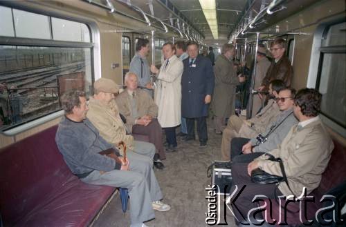 Lata 80., Warszawa, Polska.
Zwiedzanie wagonów I linii metra.
Fot. Edward Grochowicz, zbiory Ośrodka KARTA