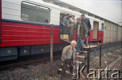 Lata 80., Warszawa, Polska.
Zwiedzanie wagonów I linii metra.
Fot. Edward Grochowicz, zbiory Ośrodka KARTA