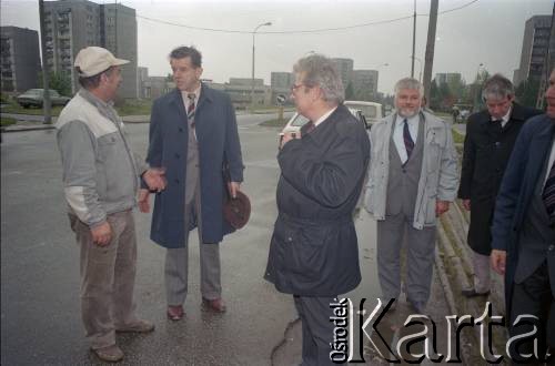 Lata 80., Warszawa, Polska.
Zwiedzanie I linii metra. 2. od lewej Jerzy Majewski – pełnomocnik rządu ds. budowy metra.
Fot. Edward Grochowicz, zbiory Ośrodka KARTA