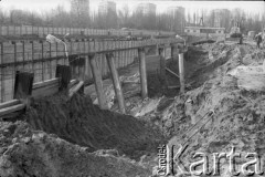 Lata 80., Warszawa, Polska.
Budowa I linii metra, prawdopodobnie wzdłuż al. Komisji Edukacji Narodowej.
Fot. Edward Grochowicz, zbiory Ośrodka KARTA