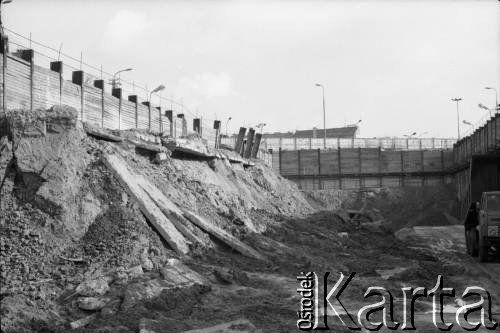 Lata 80., Warszawa, Polska.
Budowa I linii metra, prawdopodobnie wzdłuż al. Komisji Edukacji Narodowej.
Fot. Edward Grochowicz, zbiory Ośrodka KARTA
