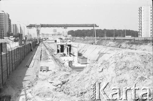 Lata 80., Warszawa, Polska.
Budowa I linii metra, prawdopodobnie wzdłuż al. Komisji Edukacji Narodowej.
Fot. Edward Grochowicz, zbiory Ośrodka KARTA