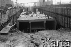 Lata 80., Warszawa, Polska.
Budowa I linii metra, prawdopodobnie wzdłuż al. Komisji Edukacji Narodowej.
Fot. Edward Grochowicz, zbiory Ośrodka KARTA