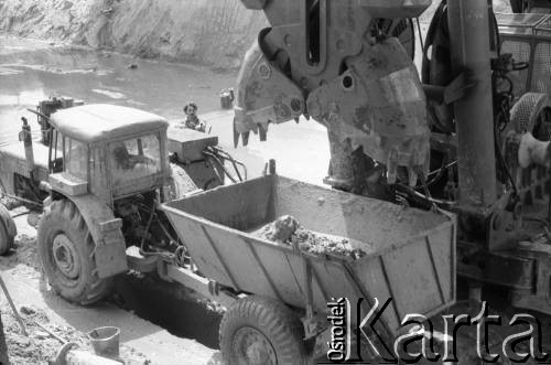 Lata 80., Warszawa, Polska.
Budowa I linii metra, prawdopodobnie wzdłuż al. Komisji Edukacji Narodowej.
Fot. Edward Grochowicz, zbiory Ośrodka KARTA