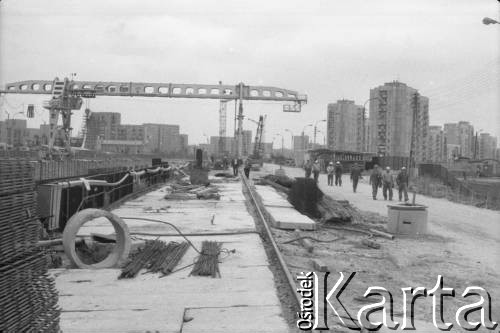 Lata 80., Warszawa, Polska.
Budowa I linii metra, prawdopodobnie wzdłuż al. Komisji Edukacji Narodowej.
Fot. Edward Grochowicz, zbiory Ośrodka KARTA