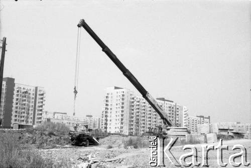 Lata 80., Warszawa, Polska.
Budowa I linii metra wzdłuż al. Komisji Edukacji Narodowej. W tle osiedle Służew nad Dolinką.
Fot. Edward Grochowicz, zbiory Ośrodka KARTA