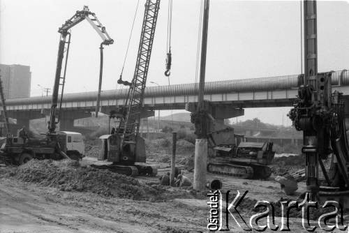 Lata 80., Warszawa, Polska.
Budowa I linii metra, prawdopodobnie wzdłuż al. Komisji Edukacji Narodowej.
Fot. Edward Grochowicz, zbiory Ośrodka KARTA