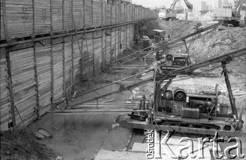 Lata 80., Warszawa, Polska.
Budowa I linii metra, prawdopodobnie wzdłuż al. Komisji Edukacji Narodowej.
Fot. Edward Grochowicz, zbiory Ośrodka KARTA