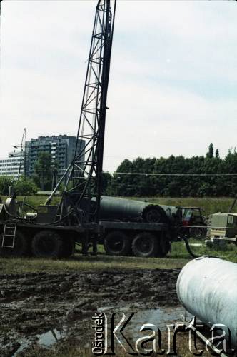 Lata 80., Warszawa, Polska.
Budowa I linii metra, prawdopodobnie wzdłuż al. Komisji Edukacji Narodowej.
Fot. Edward Grochowicz, zbiory Ośrodka KARTA