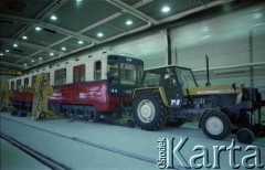 Ok. 1990, Warszawa, Polska.
Wagon metra (seria 81) na terenie Stacji Techniczno - Postojowej 