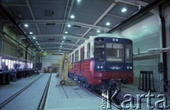 Ok. 1990, Warszawa, Polska.
Wagon metra (seria 81) na terenie Stacji Techniczno - Postojowej 