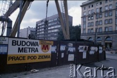 Ok. 1990, Warszawa, Polska.
Informacja o wstrzymaniu budowy I linii metra przy stacji Politechnika.
Fot. Edward Grochowicz, zbiory Ośrodka KARTA