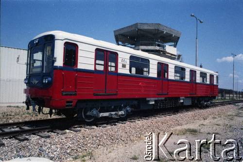 Ok. 1990, Warszawa, Polska.
Wagon metra (seria 81) na terenie Stacji Techniczno - Postojowej 