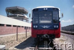 Ok. 1990, Warszawa, Polska.
Wagon metra (seria 81) na terenie Stacji Techniczno - Postojowej 