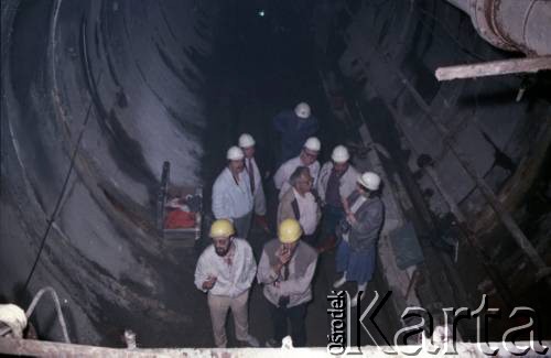Lata 80., Warszawa, Polska.
Robotnicy w tunelu I linii metra.
Fot. Edward Grochowicz, zbiory Ośrodka KARTA