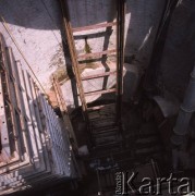 Ok. 1988, Warszawa, Polska.
Zejście do tunelu I linii metra.
Fot. Edward Grochowicz, zbiory Ośrodka KARTA